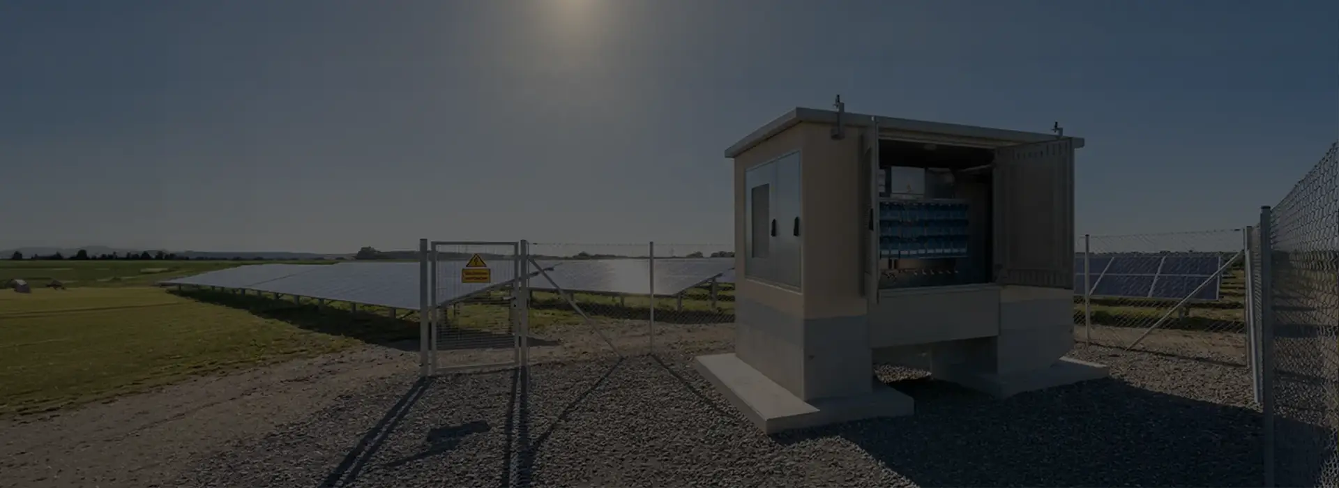 Transformatorenstation der uesa an einem Solarfeld